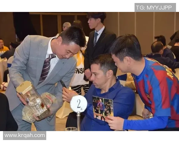 足球巨星陨落悼念乐声回荡绿茵场谱写永恒旋律